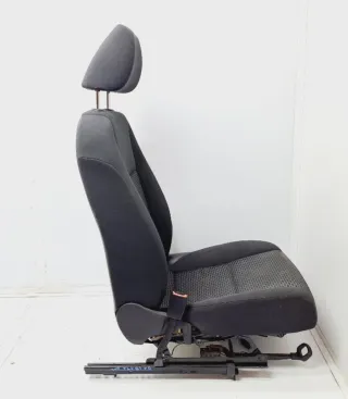 Asiento de coche con reposacabezas