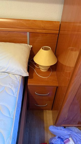 Habitación cama colchon cabecero y mesillas