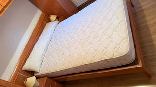 Habitación cama colchon cabecero y mesillas