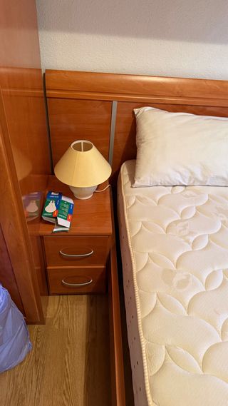 Habitación cama colchon cabecero y mesillas