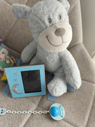 Lote accesorios bebé: peluche, marco, chupetero