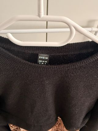 Vestido premamá negro con falda incorporada.