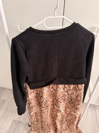 Vestido premamá negro con falda incorporada.