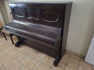 Piano Vertical Antiguo Elegante