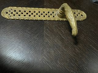 Manillas de puerta de época con placa