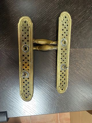 Manillas de puerta de época con placa