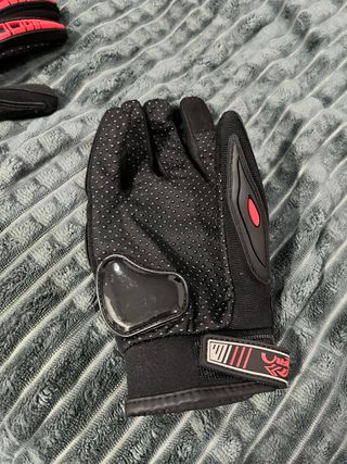 Guantes de moto negros y rojos