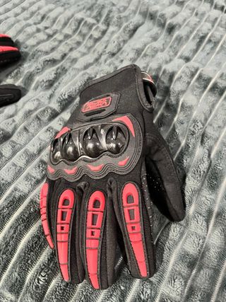 Guantes de moto negros y rojos