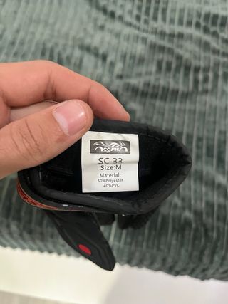 Guantes de moto negros y rojos