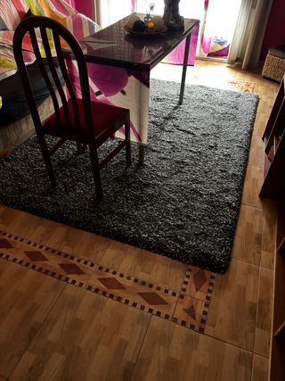 Mesa cristal y alfombra negra
