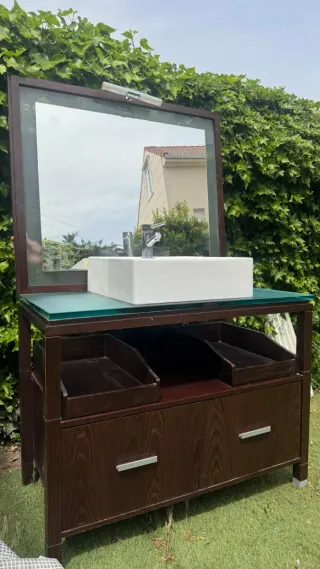 Mueble de baño con espejo.