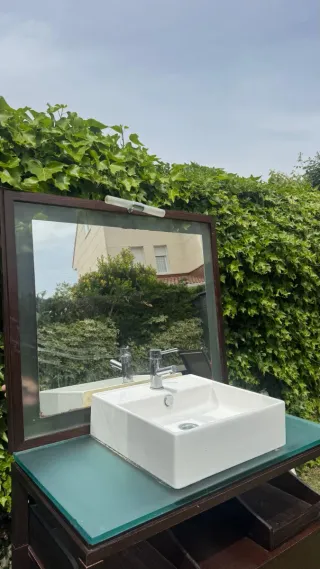 Mueble de baño con espejo.