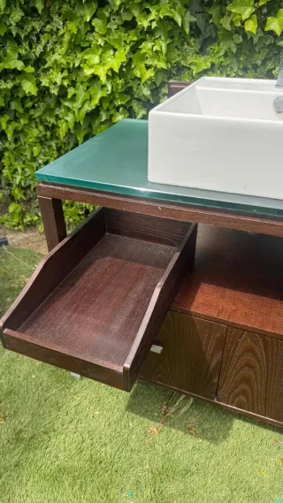 Mueble de baño con espejo.