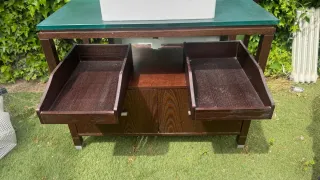 Mueble de baño con espejo.