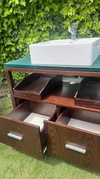 Mueble de baño con espejo.