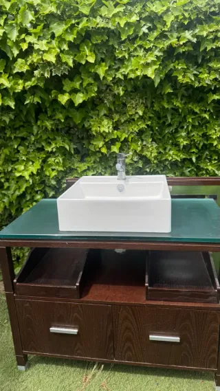 Mueble de baño con espejo.