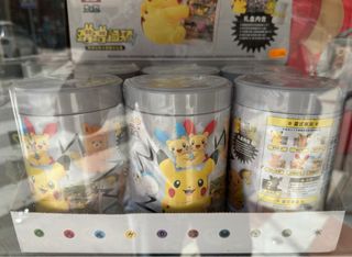 Caja Pokémon Pikachu Peluche + Cartas