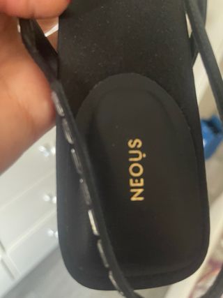 Sandali Neous neri con strass