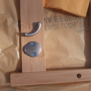 Estantería de bambú con ganchos