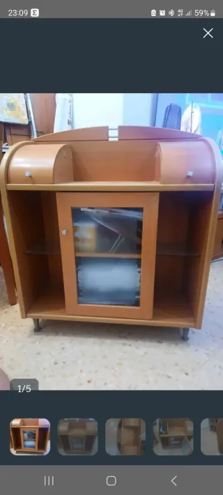 Mueble aparador de madera con cristal