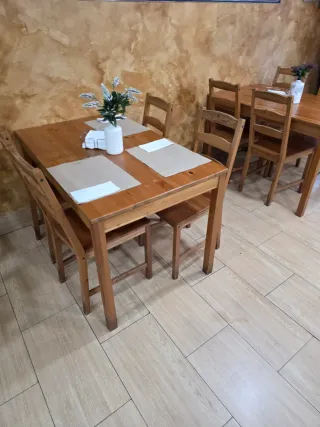 Mesas y sillas de madera