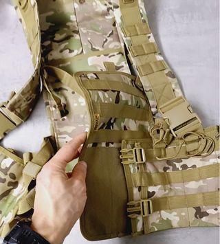 Split front chest rig multicam