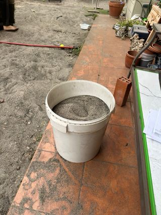 Cubos con tapa y arena fina- cada cubo 15€