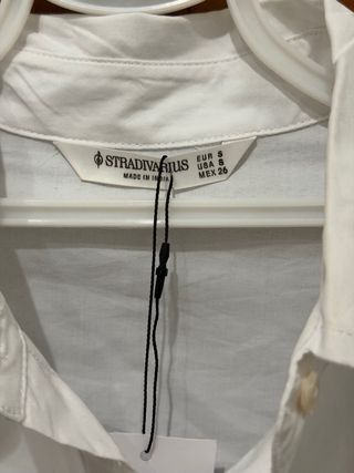 Camisa blanca con fruncido