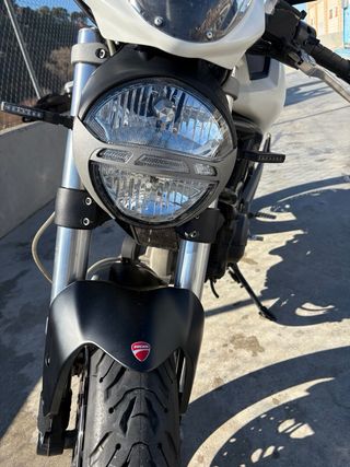 Ducati Monster 696 Blanca