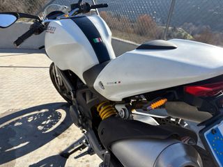 Ducati Monster 696 Blanca