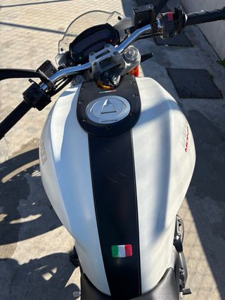 Ducati Monster 696 Blanca