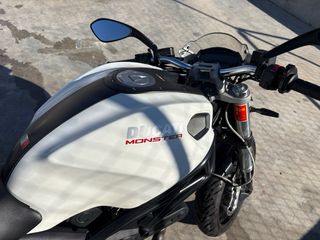 Ducati Monster 696 Blanca