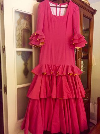 Traje de flamenca rosa con volantes