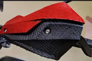 Cubremanetas Universal Rojo/Carbono