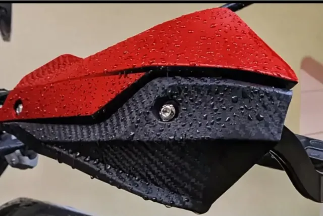 Cubremanetas Universal Rojo/Carbono