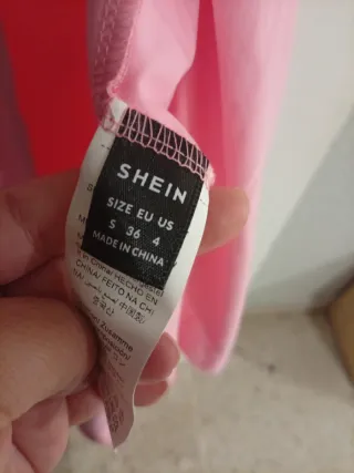 Vestido de verano rosa acanalado