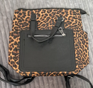 Bolso Mochila Animal Print Negro y Multicolor