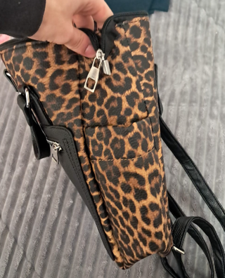 Bolso Mochila Animal Print Negro y Multicolor