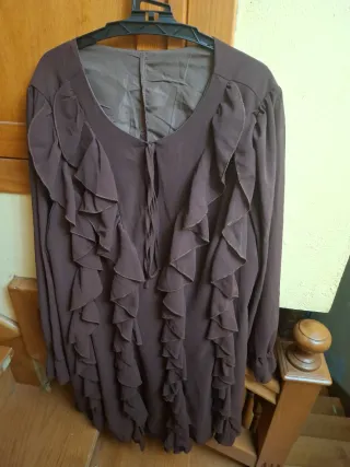 Vestido marrón con volantes