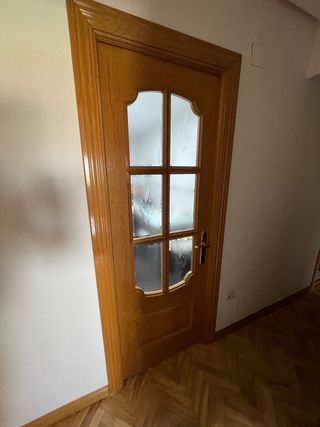 Puerta interior madera acristalada izquierda