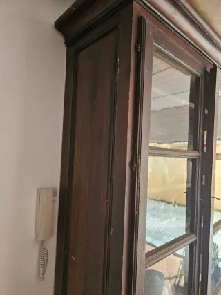 Mueble vitrina antiguo.