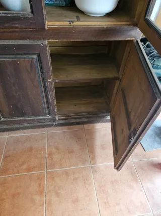 Mueble vitrina antiguo.