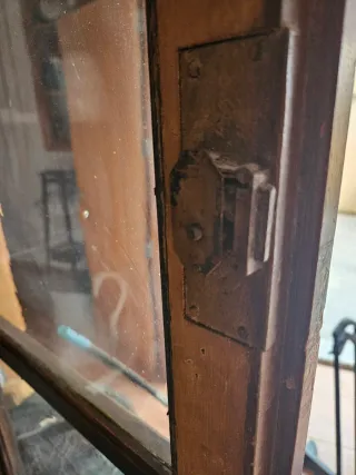 Mueble vitrina antiguo.