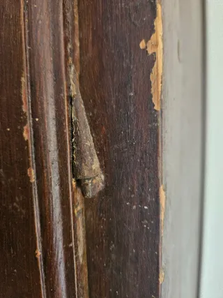 Mueble vitrina antiguo.