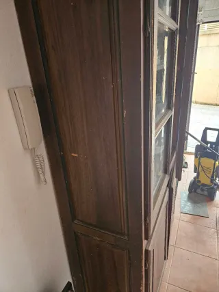 Mueble vitrina antiguo.