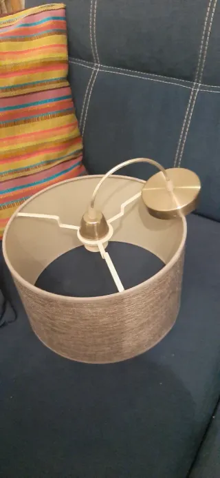 Lámparas de techo varias, gris y negro.