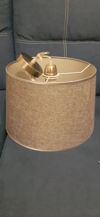 Lámparas de techo varias, gris y negro.