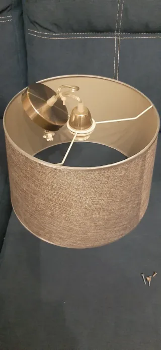 Lámparas de techo varias, gris y negro.