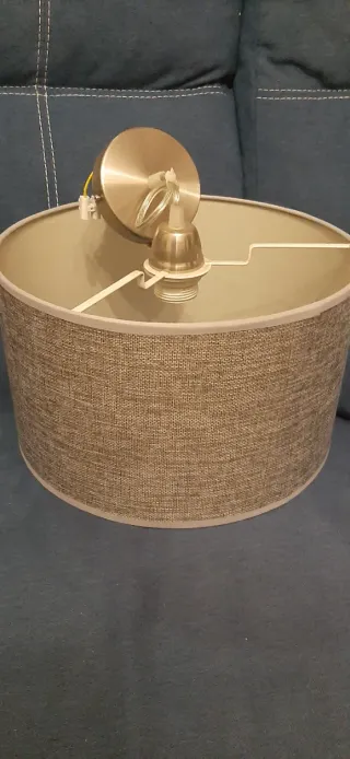 Lámparas de techo varias, gris y negro.