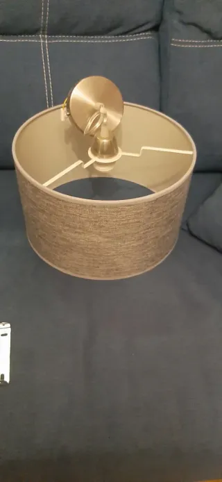 Lámparas de techo varias, gris y negro.